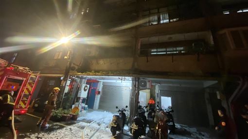 基隆民宅凌晨大火！父女嗆傷昏迷送醫插管