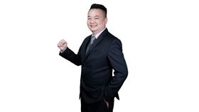 倫元投顧王春盛分析師認為，台股站上3萬點後進入高檔震盪區，表面上氣氛熱絡、成交量屢創新高，但在歡樂氣氛背後，其實已浮現多項風險訊號，投資人此時更需要提高警覺。（圖／王春盛提供）