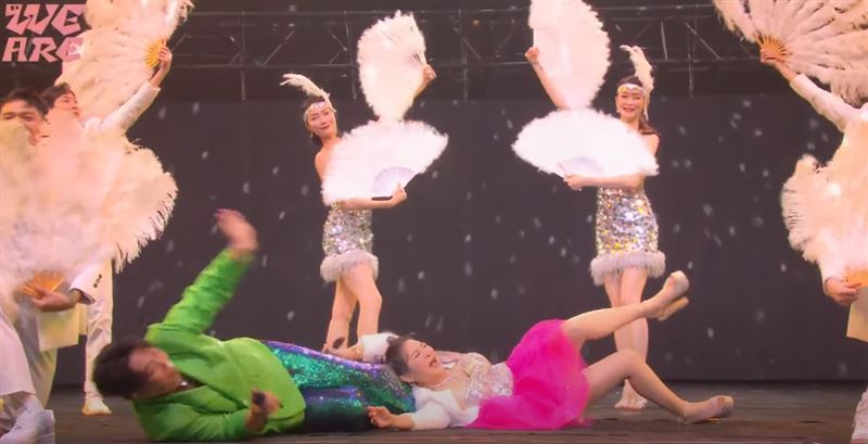 另一段引發討論的，則是王彩樺與邵大倫的歌廳秀表演。（圖／翻攝文總YT）