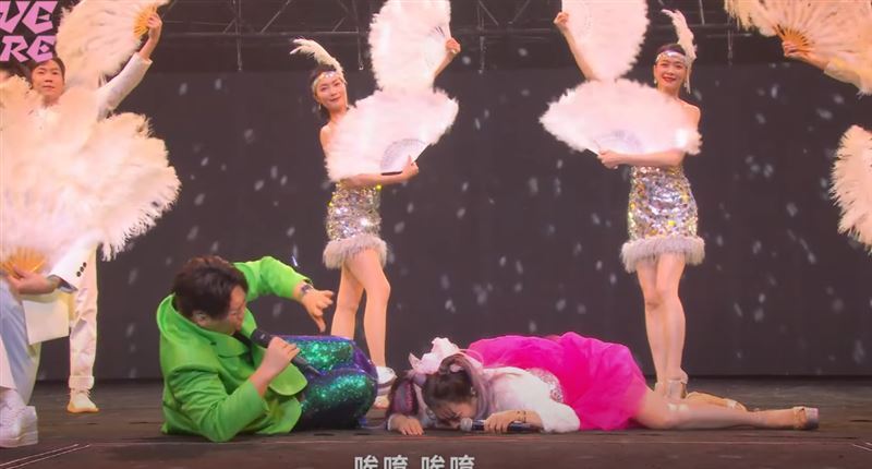 王彩樺倒向邵大倫懷中時，男方一時沒接住，導致她直接跌坐在地，當場表情痛苦，讓不少觀眾嚇了一跳。（圖／翻攝文總YT）