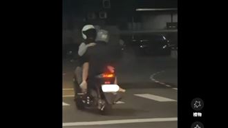 妹子搭機車「反向跨坐」！網怒：誰家孩子