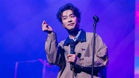 一首歌紅了二十多年，卻讓多數人誤會了原唱。張棟樑即將重返台灣開唱之際，也意外掀起華語樂壇一段被塵封的幕後故事，讓歌迷重新認識〈當你孤單你會想起誰〉背後的真正起點。（圖／翻攝自張棟樑IG）