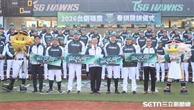 2026台鋼雄鷹春訓開訓儀式，新入隊球員劉時豪、王維中、黃子鵬、賴智垣合影。（圖／記者劉彥池攝影）