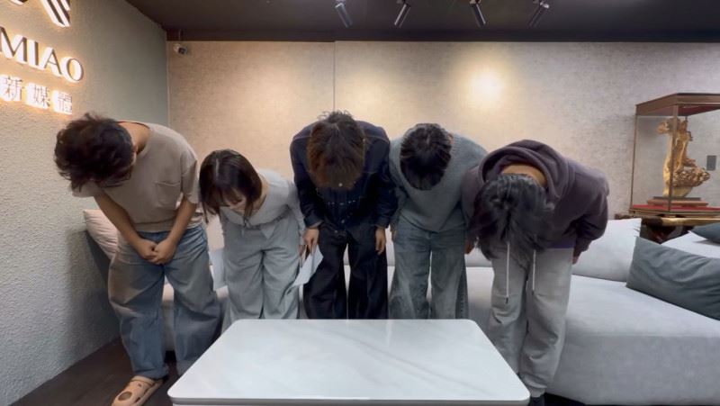 「ㄧ火ㄧ木三個水」5名成員鞠躬道歉。（圖／翻攝自Threads）