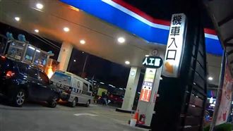 衝加油站自焚！民眾驚叫「起火了」視角曝