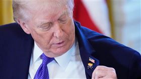 川普胸前別著迷你川「快樂川普」徽章，引發熱議和討論。（圖／美聯社／達志影像）