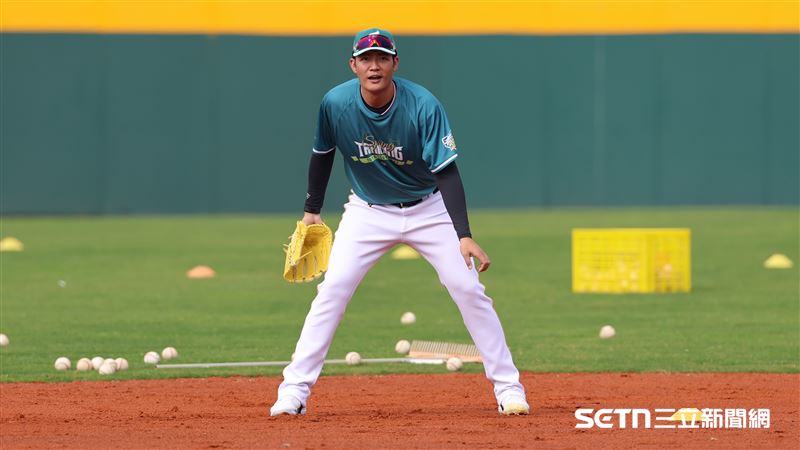 2026台鋼雄鷹春訓開訓儀式，投手王維中參與練習。（圖／記者劉彥池攝影）