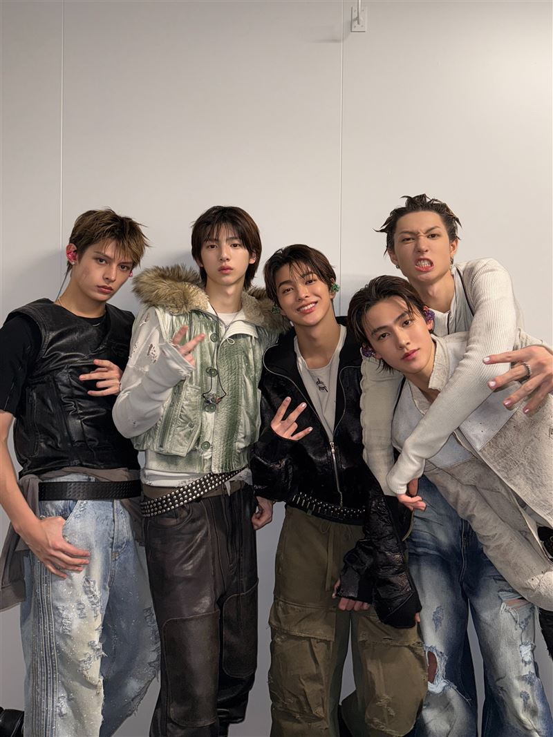 CORTIS來台觀光，品嚐在地美食。（圖／翻攝自X平台 @cortis_bighit）