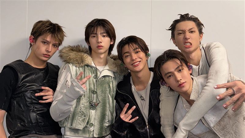 金唱片韓星掃街 男團喝珍奶甜度網全傻眼