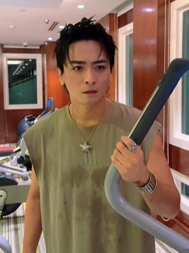 Toro當時尚在男團「台風」時，與女團「七朵花」成員仔仔（周靂岑）被傳出熱戀，當時兩人在車內親密互動被捕捉，轟動一時。（圖／翻攝自Energy IG）