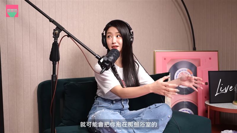 郭書瑤被舊愛「服務」，至今難忘。（圖／翻攝自《薔栗膠》YouTube）