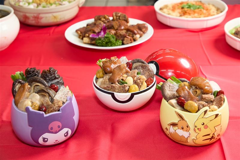 佛跳牆寶可夢、三麗鷗造型甕，詢問度高。(圖／家樂福提供）