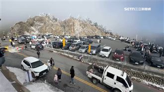 全台冷凍！合歡山武嶺擠滿追雪民眾塞車