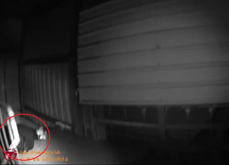 女子蜷縮在冰冷階梯上。（圖／翻攝畫面）