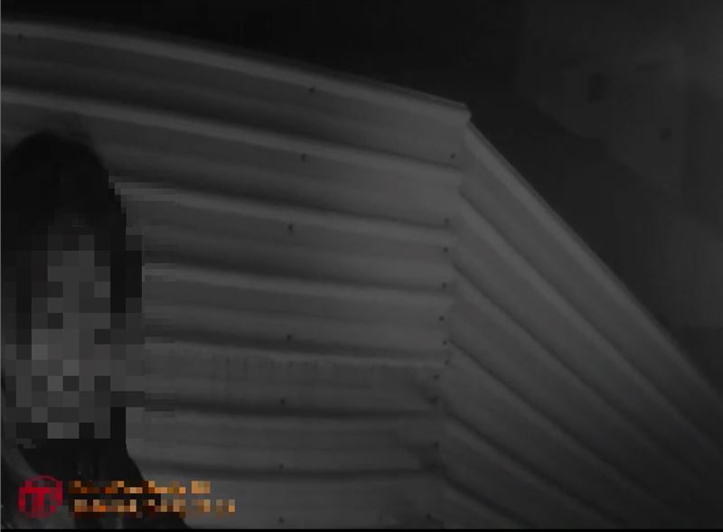 女子疑似喝醉，竟蜷縮在階梯上身體不停顫抖。（圖／翻攝畫面）