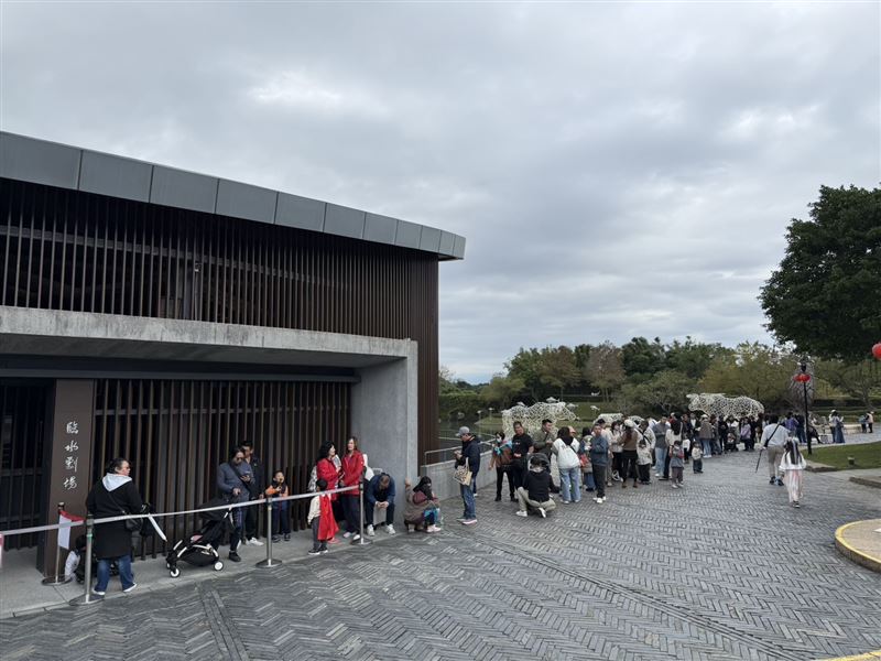 不少觀眾紛紛排隊看孫德榮國劇演出。(圖/本人提供)