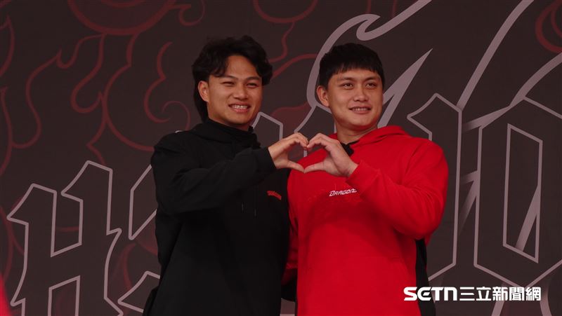 味全龍隊友劉基鴻,驚喜現身送禮徐若熙。(圖/記者張沛嘉攝影)