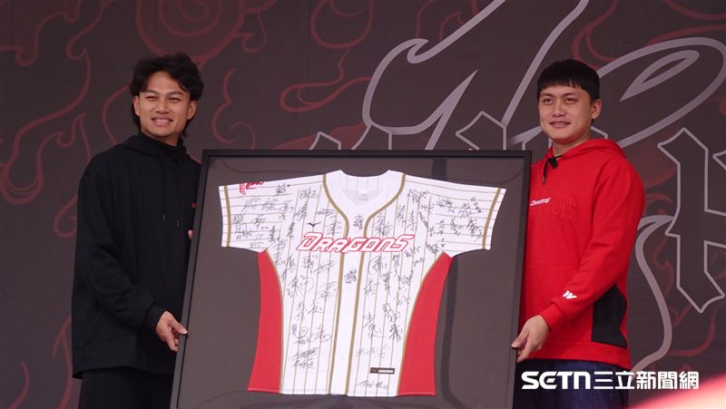 味全龍隊友劉基鴻,驚喜現身送禮徐若熙。(圖/記者張沛嘉攝影)