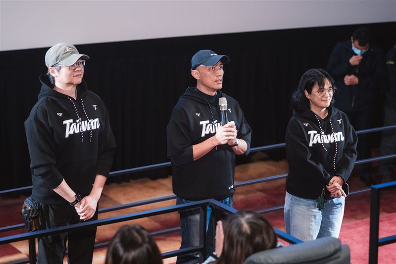 導演龍男・以撒克・凡亞思(中)和監製張永昌(左)、黃瓀潢(右)放映前分享拍攝心情。(圖/牽猴子 提供)