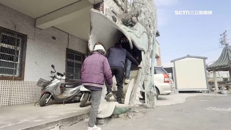 彰化縣福興鄉麥厝村一戶民宅，門前左右兩邊各有龍、虎造型雕像