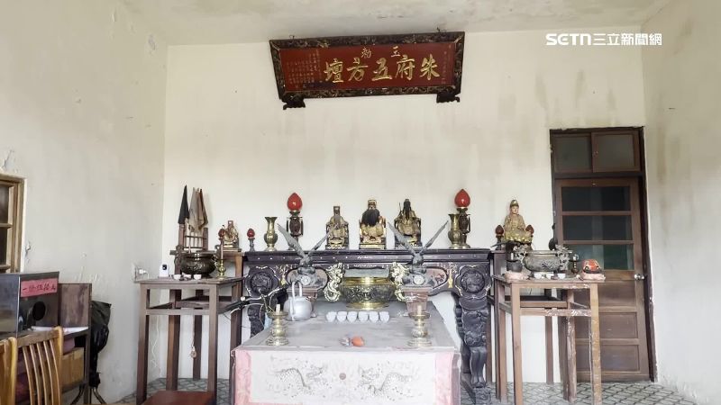 現任屋主表示這是過世多年的阿公開設私人神壇所打造