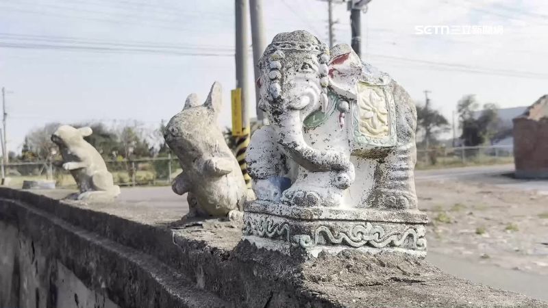 民宅門前圍牆上有許多動物的塑像