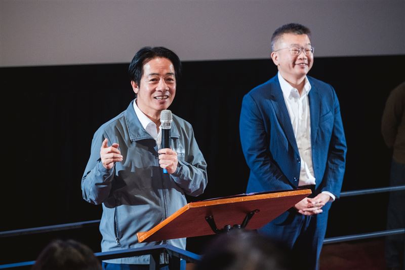 總統賴清德(左)和中華職棒會長蔡其昌(右)分享觀影心得。(圖/牽猴子 提供)