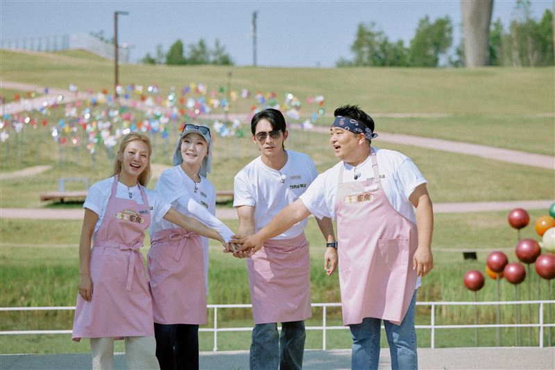 温昇豪、李元日、孝淵、喜飯開業前鼓舞士氣。（圖／客家電視台提供）