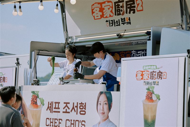 江宏傑與陳庭妮忙著出餐。（圖／客家電視台提供）