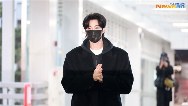 韓國氣溫逼近零下，邊佑錫在仁川機場時不停搓手取暖。（圖／翻攝自Newsen）