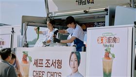 江宏傑與陳庭妮忙著出餐。（圖／客家電視台提供）