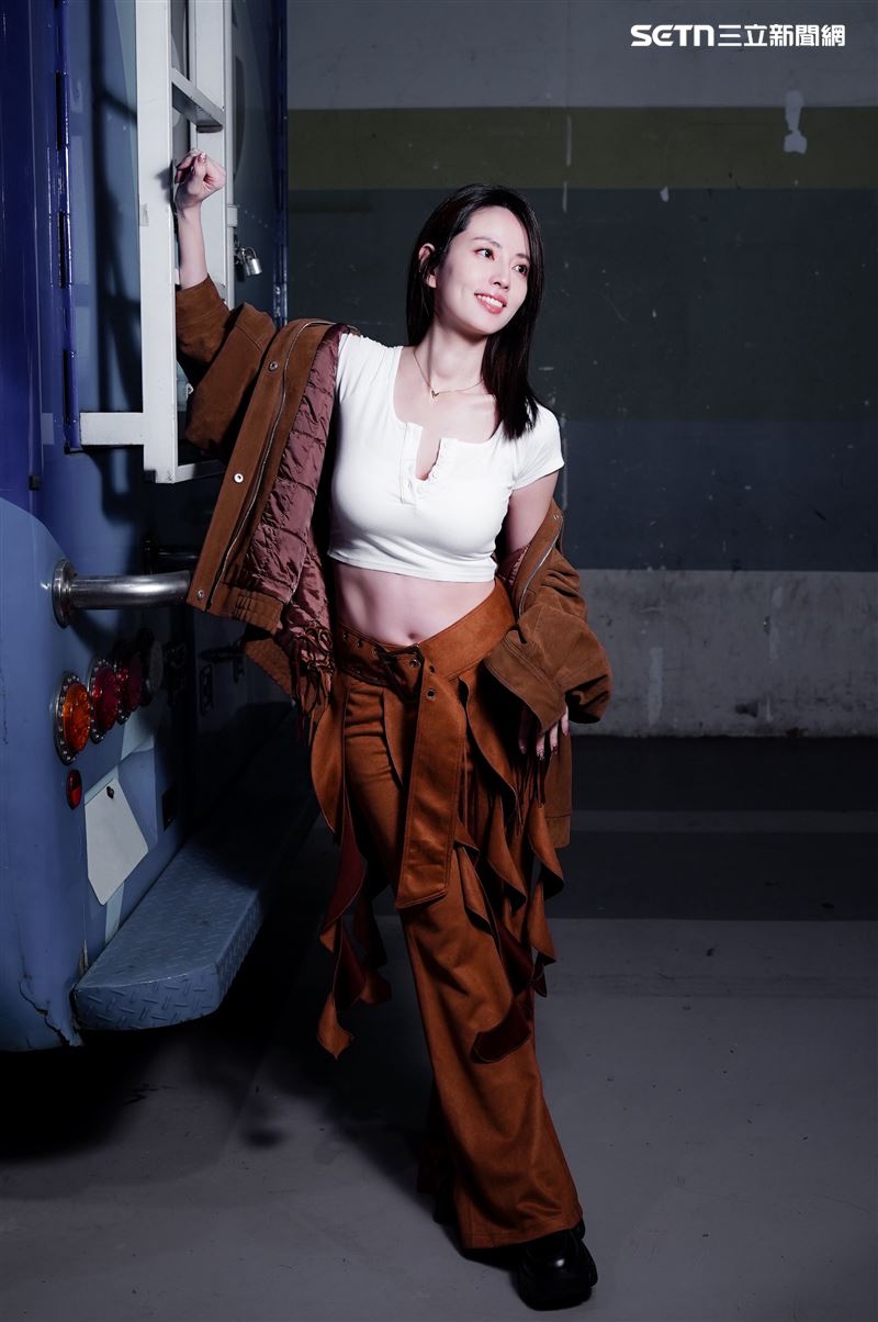 阿諾受訪分享自己愛美的轉變。(圖/記者趙于瑩攝影)