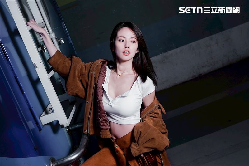 阿諾接受《三立新聞網》承認隆乳罩杯大升級。（圖／記者趙于瑩攝影）