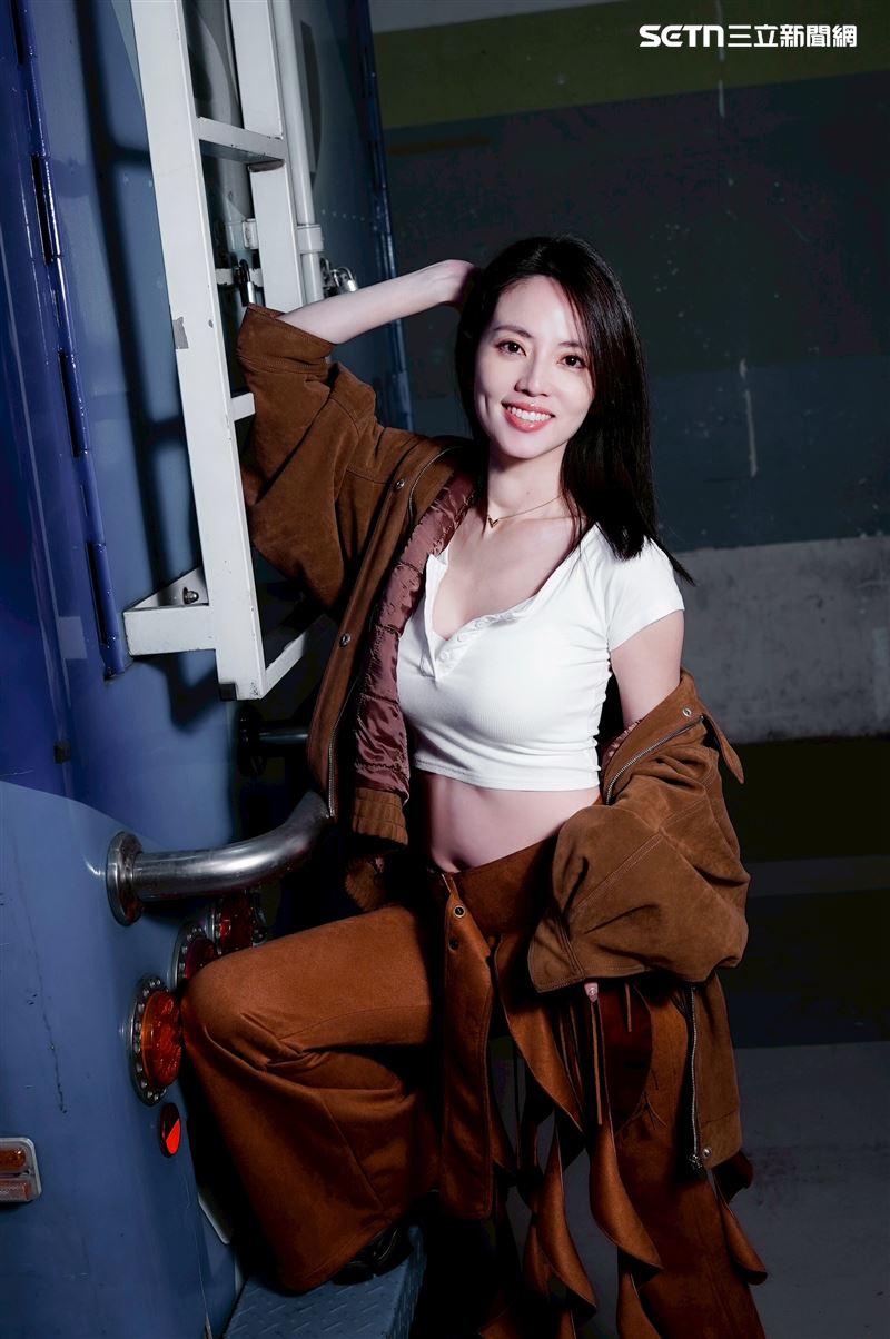 阿諾受訪分享自己愛美的轉變。(圖/記者趙于瑩攝影)