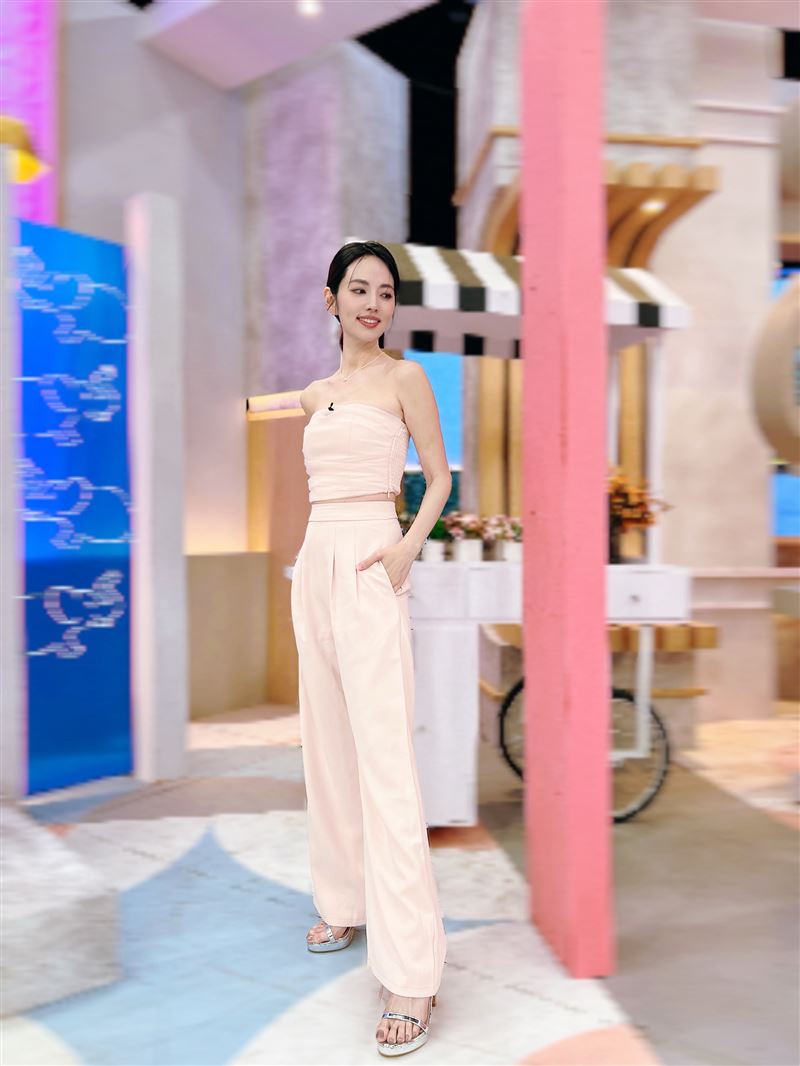 阿諾自嘲隆乳前的小胸部是「原地隆起」。(圖/阿諾提供)