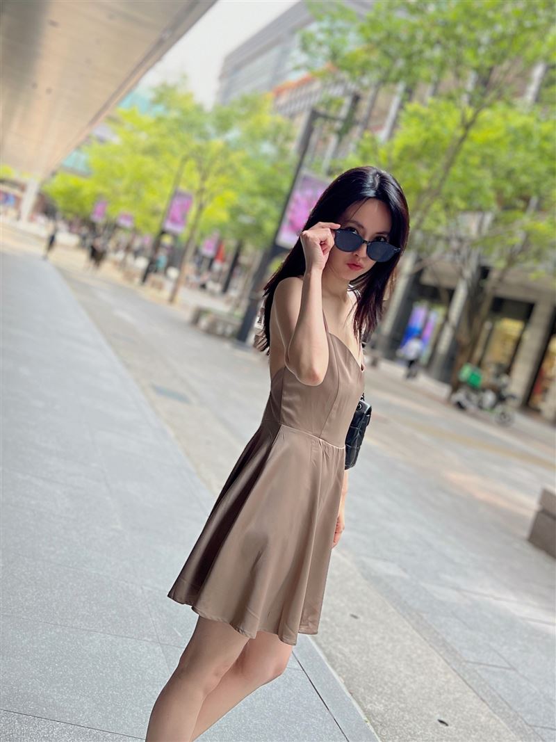 阿諾自嘲隆乳前的小胸部是「原地隆起」。(圖/阿諾提供)