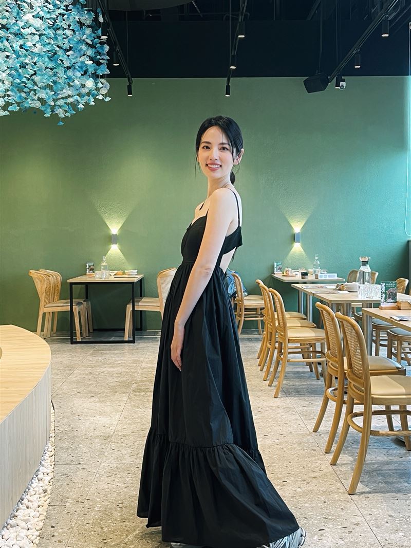 阿諾自嘲隆乳前的小胸部是「原地隆起」。(圖/阿諾提供)