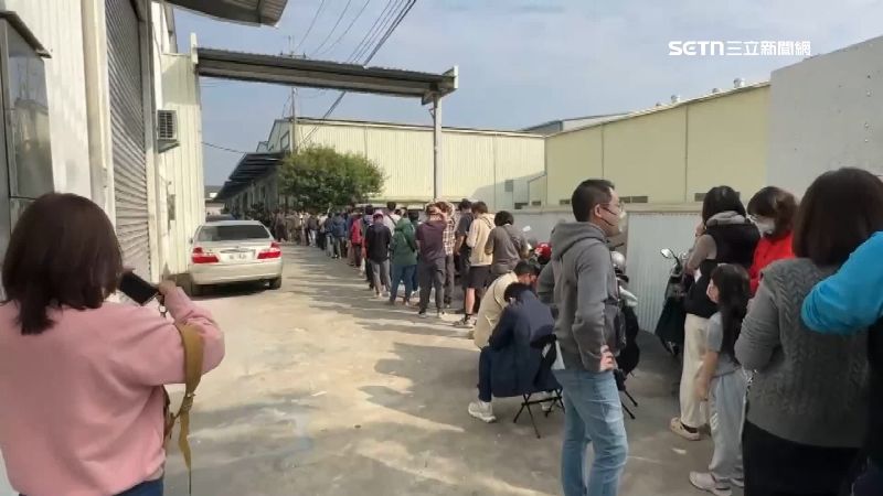 為了搶露營用品，民眾一大早來排隊