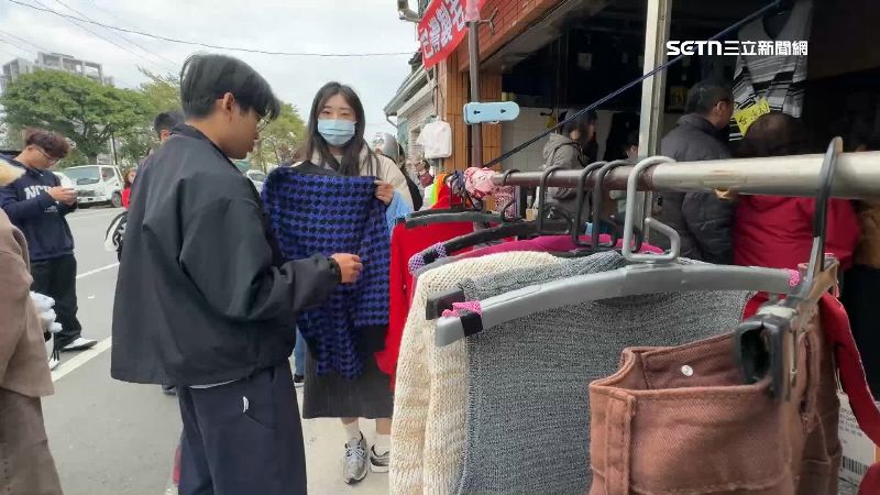 台南住家前掛滿整排毛衣，最便宜的毛衣只要100元