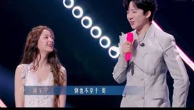 歐陽娣娣（左）唱功挨批，劉宇寧（右）出面緩頰。（圖／翻攝自微博）