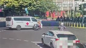 北市江男騎乘BMW大型重機，先追撞前方機車，再撞上民間救護車。（圖／翻攝畫面）