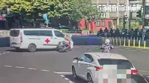 BMW重機先擦撞機車　再撞鳴笛救護車倒地