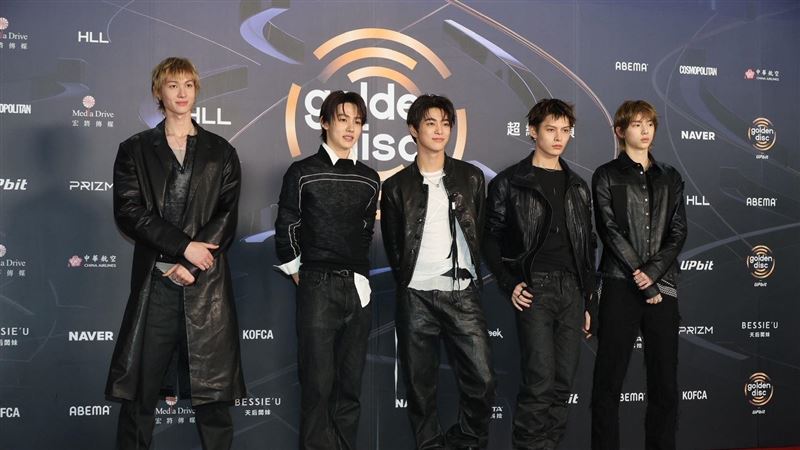 CORTIS登金唱片紅毯 全黑皮衣造型帥翻