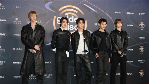 CORTIS登金唱片紅毯　全黑皮衣造型帥翻