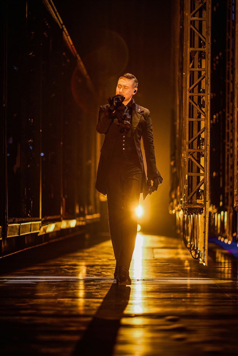 其實，張學友所謂「不願意」，主要是指不願擔任歌唱節目導師。他曾坦言，自己心軟，不忍淘汰參賽者。（圖／環球音樂提供）