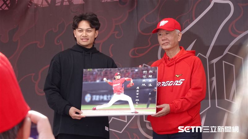 魏應充送禮徐若熙。（圖／記者張沛嘉攝影）