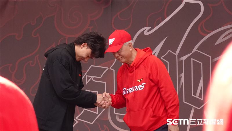 魏應充送禮徐若熙。（圖／記者張沛嘉攝影）