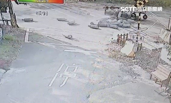 死角跳車…30桶瓦斯卡平交道！監視器護身