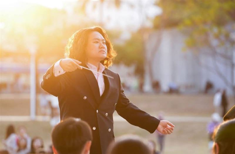 劉羽謙如今成指揮家。(圖/翻攝自臉書)