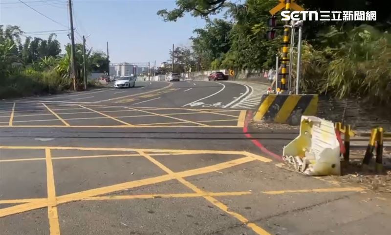 或許是被撞怕了，業者一口氣裝了16支監視器，鏡頭瞄準路口，全天候24小時護命。（圖／翻攝畫面）